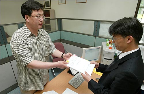 오창익 인권실천시민연대 사무국장이 10일 오후 단국대 특별감사를 촉구하는 감사청구서를 감사원 민원실에 제출하고 있다. 